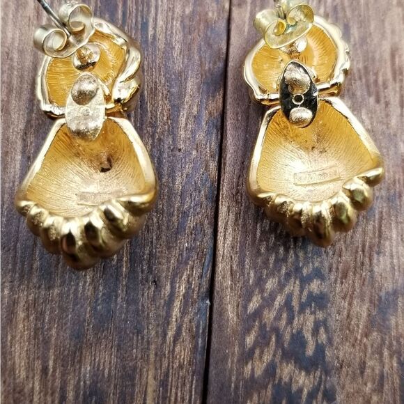 Vintage monet shell cast earrings gold plated E251 - Picture 3 of 4
